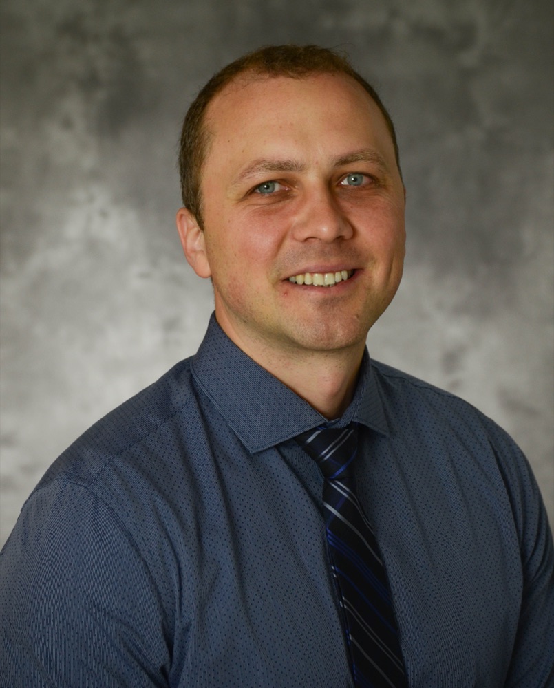 Portrait of Dr. Dinas Aleksonis, Pulmonologist & Critical Care Physician